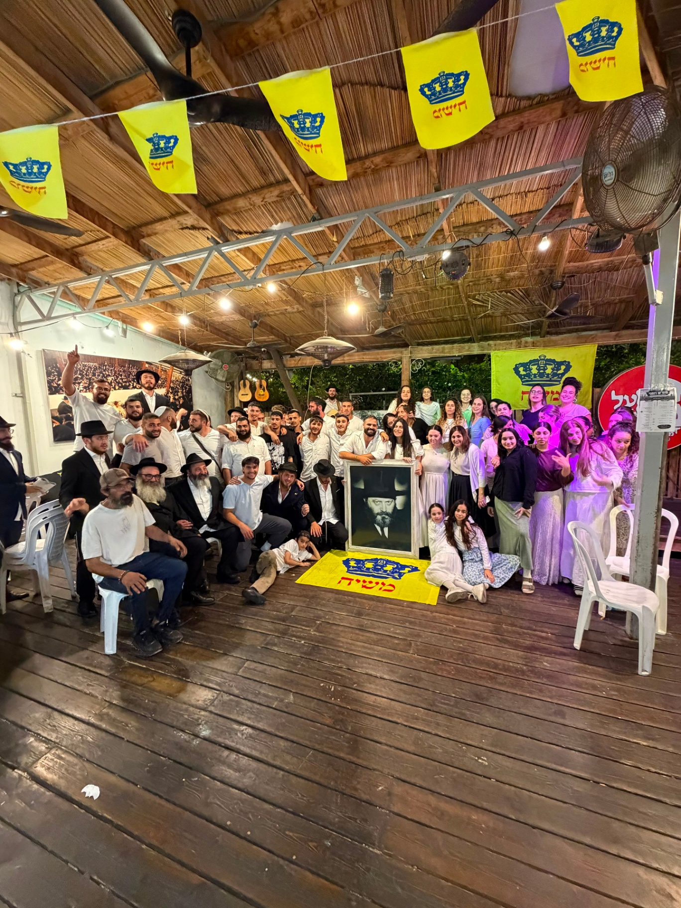 התכנסות ערב עם דגלים צהובים בחצר